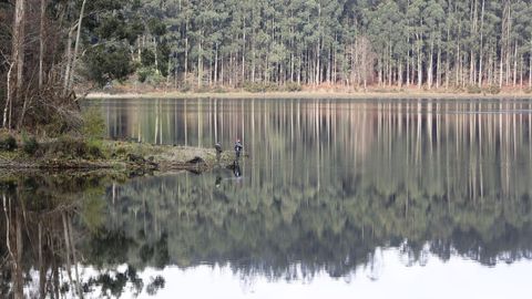 Pescadores en el embalse de As Forcadas, Valdovi�o