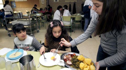 Men� de carnaval en el comedor escolar de Mosteiro
