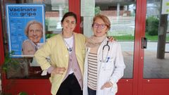 Raquel Cotelo y Mar�a Dolores Fern�ndez, en la entrada del centro de salud de Santa Comba.