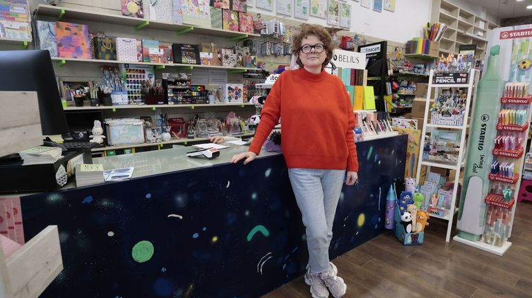 Cristina Lagares regenta la librer�a focense