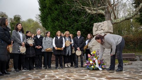 La alcaldesa, Alejandra P�rez, durante la ofrenda floral.