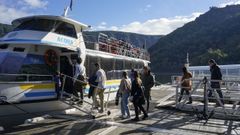 Turistas subiendo a un catamar�n en el embarcadero de Santo Estevo.