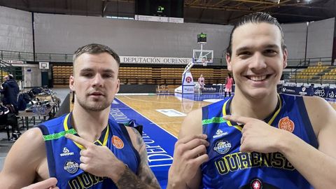 Los jugadores del COB luciendo los brazaletes de la AECC en su anterior partido en el Pazo