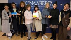 Las ganadoras de los premios y las comerciantes que les trajeron la fortuna, junto con Sonia Out�n y Roc�o Louz�n.