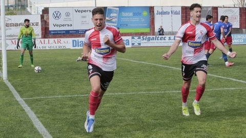 La salida de Javi Font�n, en el centro de la imagen, deja hu�rfano el lateral derecho del Arousa