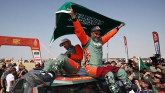 Nasser Al Attiyad (derecha) y Fabian Lurquin, celebrando su victoria en el Dakar