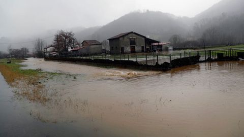 Inundaciones al desbordarse el ro Naln en Las Inmediaciones de Laviana en una imagen de archivo.