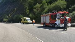 Los bomberos y la ambulancia, en el lugar del accidente