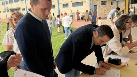 El diputado socialista Aitor Bouza y el portavoz local, Jorge Ulla, firmaron.
