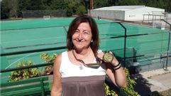 Mar�a �ngeles Rodr�guez posa con la medalla.