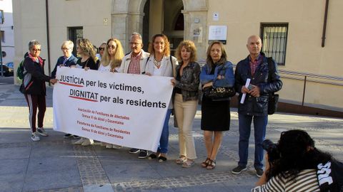 Familiares de las vctimas de los fallecidos por covid en una residencia de Alicante