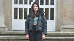 Iria Castro D�az, � entrada do seu instituto, o IES Lucus Augusti de Lugo.