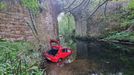 Inicialmente, el coche, que se precipit� desde el puente al r�o, qued� boca abajo y hubo que darle la vuelta para rescatar a la fallecida. 