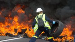 Trabajadores de Alcoa cortan la A-6 en Outeiro de Rei