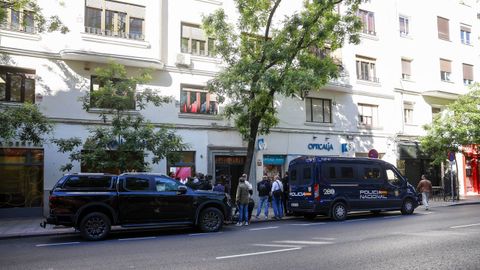 Veh�culos policiales ante la oficina de Zapatero