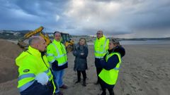 El alcalde (segundo por la derecha), las representantes de la Xunta y los t�cnicos, en el inicio de las obras, esta ma�ana