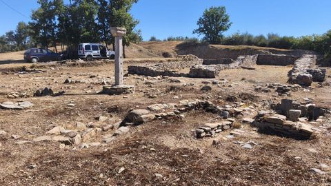 Restos de construcciones del castro de Cereixa que serán excavados en la nueva campaña arqueológica
