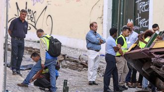Expertos tcnicos analizan los restos del funicular accidentado en Lisboa.