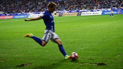 Susaeta se dispone a centrar un bal�n al �rea del Tenerife