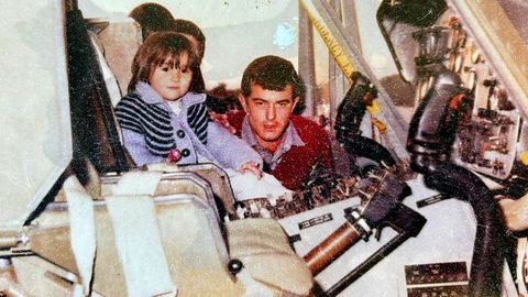 Creció entre helicópteros. Su padre es mecánico de estas naves. En la foto, la primera vez que se subió a un helicóptero, tenía cuatro años. «Recuerdo que pensé que quería entender cómo funcionaban todos esos relojes».