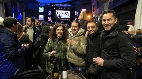 El ambiente bajo la carpa de las bodegas era festivo este sbado por la noche 