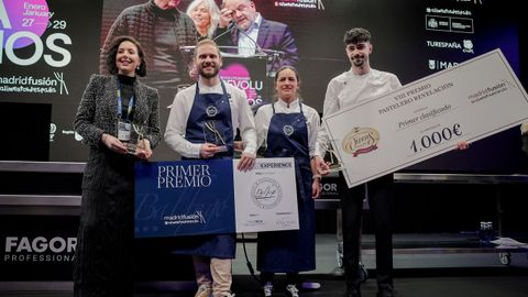 xel Smyth y Claudia Merchn en el escenario de Madrid Fusin con su premio a cocinero revelacin.