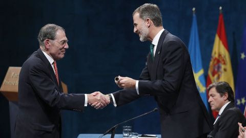 El rey Felipe entrega a Philippe de Montebello, presidente del Patronato de la Hispanic Society of America, el Premio Princesa de Asturias de la Cooperación Internacional, durante la ceremonia de entrega de los galardones