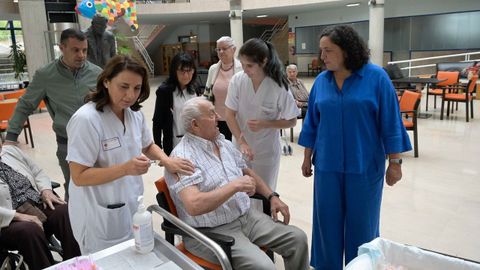 Inicio de la vacunacin contra el covid y la gripe en la residencia Torrente Ballester de A Corua