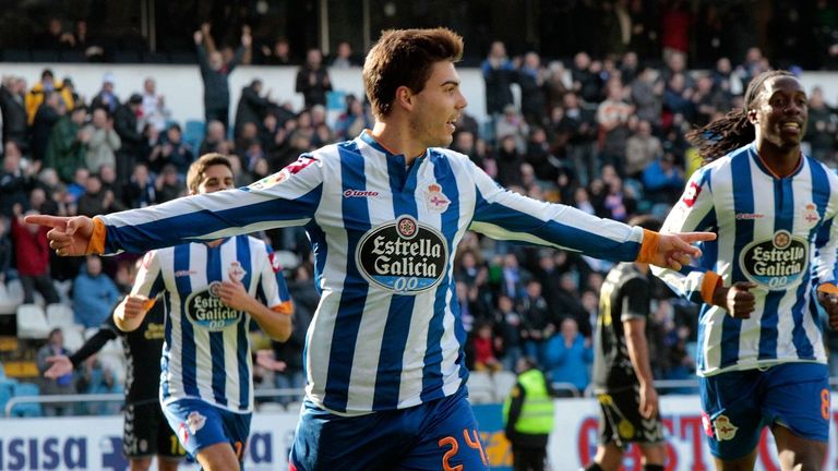 Luis Fern&aacute;ndez celebra un gol a Las Palmas en Riazor en la temporada 2013-14, en la que contribuy&oacute; al ascenso a Primera Divisi&oacute;n del D&eacute;por.