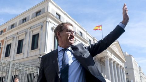 Alberto Nez Feijoo saluda a su salida del Congreso.