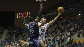 Kasibabu intenta taponar el lanzamiento de Kravic