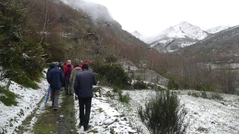 Participantes en uno de los recorridos guiados que se organizaron durante la Semana Santa del 2025, cuando a�n hab�a nieve en las monta�as de la sierra de O Courel