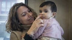 Rosa de Miguel, que decidi� tener sola a su hija Deva, quiere verla crecer en O Milladoiro
