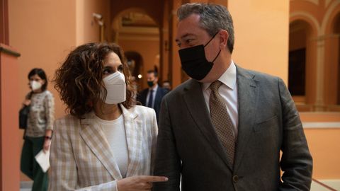 La ministra de Hacienda y portavoz del Gobierno, Mar�a Jes�s Montero, este mi�rcoles, junto a Juan Espadas, alcalde de Sevilla y rival de Susana D�az en las primarias del PSOE andaluz