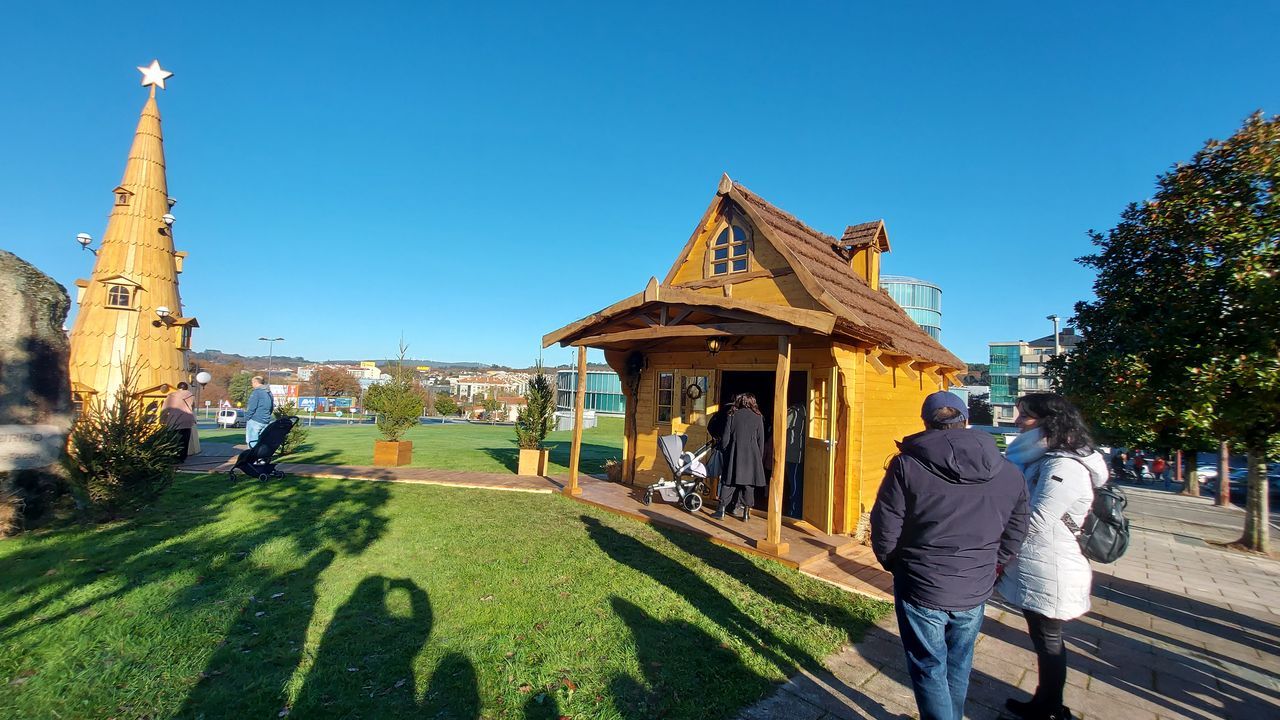 La magia del taller de Papá Noel y un árbol visitable para vivir las Aldeas de Nadal