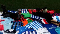 Juan y Dami�n, los Gha�an Style, con algunas de las camisetas de los equipos de la Costa da Morte.