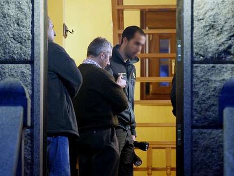 Un guardia, el jueves en la casa en la que se produjo el suceso.