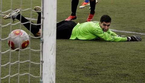 El meta del Dorneda Guillermo mira hacia la red tras el gol de Marcos Remeseiro.