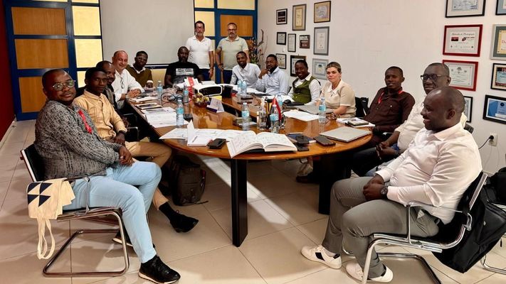 Reuni�n de representantes de la empresa angole�a Trirumo con responsables de la gallega Stac.