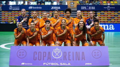 Las jugadorasmariñanas taparon el escudo del Burela FS en la foto de plantilla como protesta.