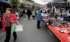 La apertura del mercadillo el d�a del Pilar provoc� malestar entre los comerciantes locales.