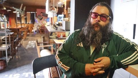 Carlos A. Quirós, con chándal del Racing, en Cuerda Floja