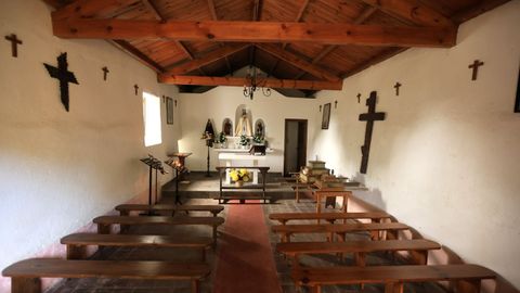El sencillo templo custodia las imágenes de las vírgenes de los Remedios y los Dolores, San Pedro y San Antonio