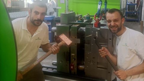 Brais (derecha), cedeirés, bromea con un compañero vasco, en la empresa holandesa en la que trabajan