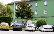 Alguno de los veh�culos que se pudre ante el cuartel de la Guardia Civil de Lugo. 