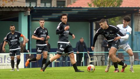 Juanma intenta robarle el cuero a Xabi en el encuentro de la primera vuelta.