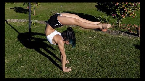 Marta, en una contorsin.