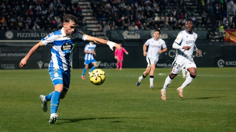 Altimira, con el bal&oacute;n durante un lance del partido ante el Ceuta.