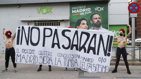 Las activistas de Femen, ante la sede de Vox