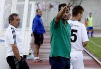 Marquitos da instrucciones desde el banquillo en el campo de A Pinguela ante el Barbad�s.